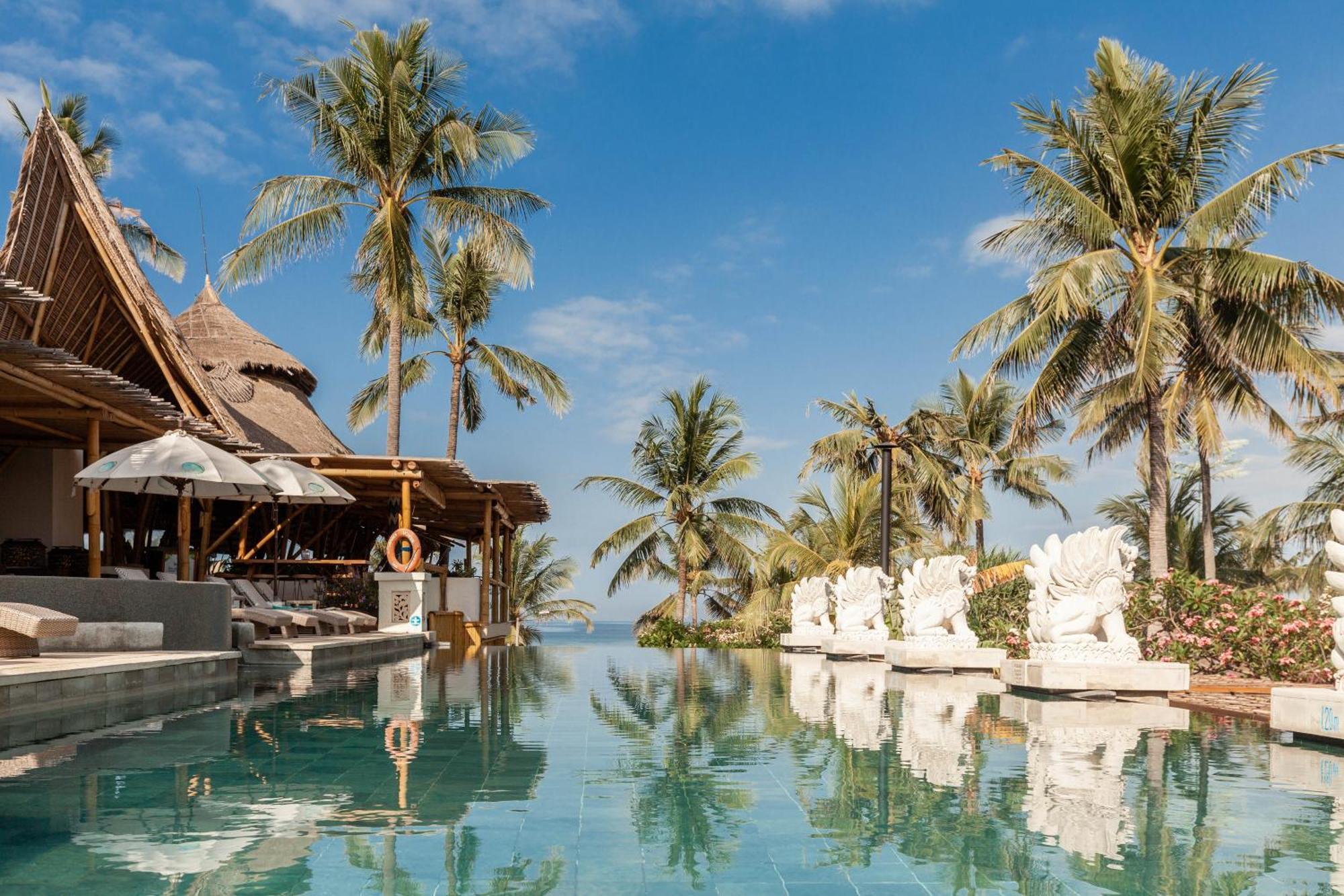 Bali Mandira Beach Resort & Spa Legian Dış mekan fotoğraf The resort's infinity pool