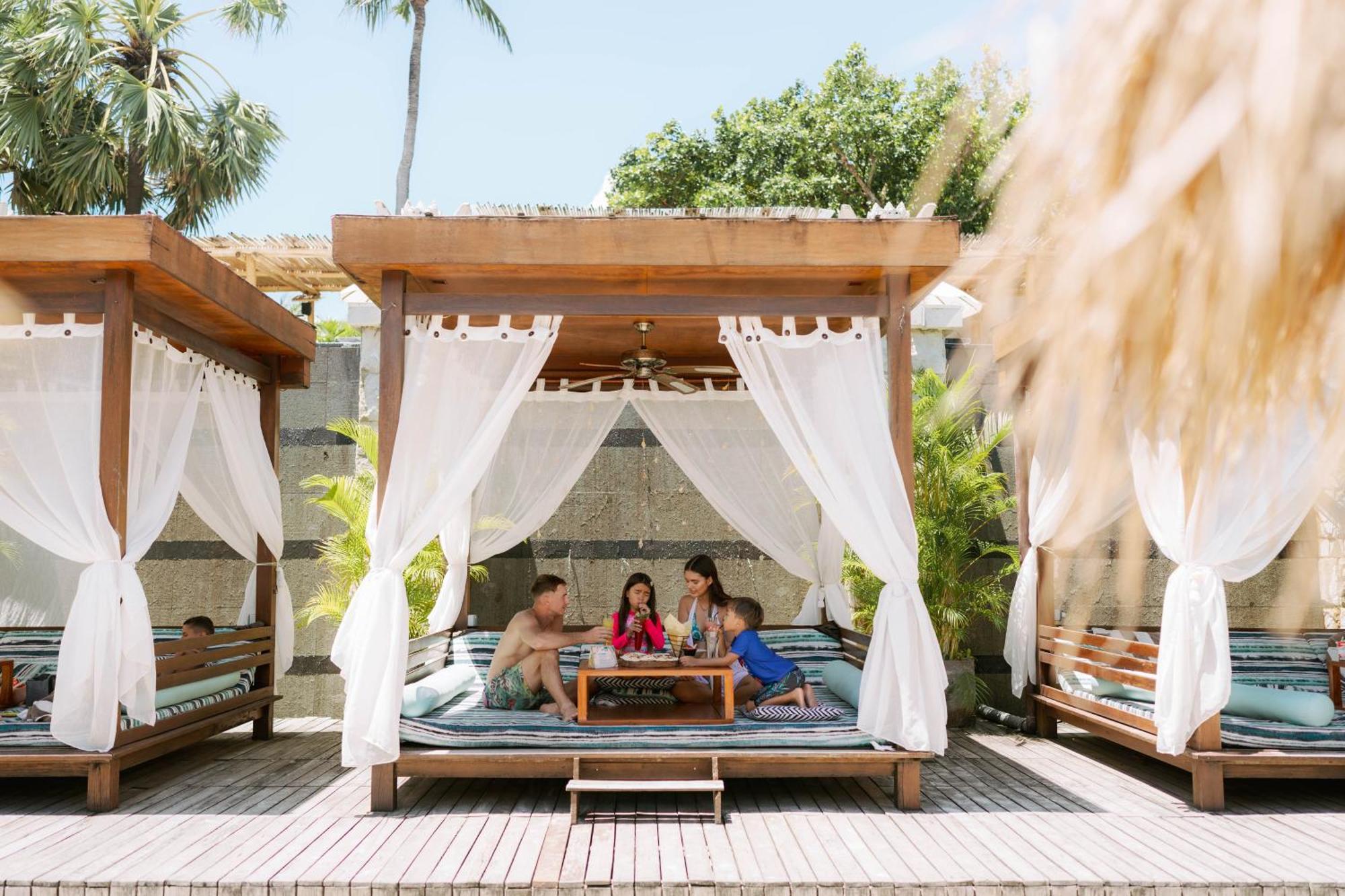 Bali Mandira Beach Resort & Spa Legian Dış mekan fotoğraf Cabana at the pool